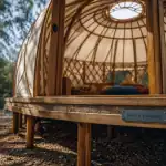 Yourte 4 saisons : plancher bois et lumière naturelle